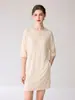 Suéter feminino de tricô casual, com caimento solto e que valoriza a silhueta, de mangas de três quartos, bordas dobradas, gola redonda, comprimento médio, finamente tricotado em fio Yangzi, fino