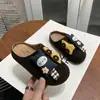 Zapatos Medios Abiertos Birkenstock con Decoración de Dibujos Animados Estilo Coreano de Moda para Niñas Grandes Niñas Nuevas Llegadas Primavera 2026 Zapatos Casuales de Suela Suave