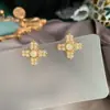 Qingdao al por mayor broche de cruz perla retro pendientes de pin de plata 925 pendientes pendientes pendientes de corsage de viento frío nuevos