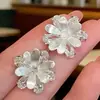 Brincos Elegantes de Flor Prateada Cintilante com um Toque Luxuoso, Versáteis e Super Bonitos, Flores Prateadas Etéreas para Mulheres