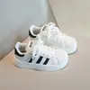 Zapatos Deportivos Forrados de Felpa para Niños 2026 Estilo Nuevo Primavera/Otoño Unisex para Niños Zapatos Tipo Tenis con Punta de Concha Suela Suave Antideslizantes Cálidos Zapatos Casuales