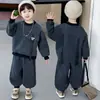 Conjunto infantil transfronteiriço, tendência primavera e outono, novo conjunto de moletom e calça infantil primavera e outono 2026, conjunto estiloso de duas peças para meninos