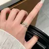 Anillo exquisito y delicado con incrustaciones de diamantes, con un aire exclusivo y de alta gama, adecuado para estudiantes mujeres, con un sencillo diseño de mariposa y corazón, perfecto para apilar o como anillo de pareja de estilo abierto.