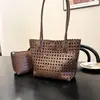 2026 Nova Bolsa Cesta Vazada Tecida Transfronteiriça de Férias Moda Coreana Ins Bolsa Balde Mãe-Filho Bolsa de Ombro