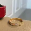 Anel de Diamante 3 Fileiras Céu Estrelado Versão de Luxo V-Gold Versão Estreita Larga Anel de Casal Banhado a Ouro Rosa 18K Disponível para Transmissão ao Vivo e em Estoque