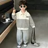Sudadera Infantil Primavera y Otoño 2026 Modelo Nuevo Sudadera con Cremallera para Niños Estilo Coreano Rayas Cuello Campana Manga Larga Moda para Niños Pequeños