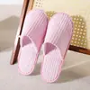Pantuflas desechables de hotel, rayadas de forro polar de coral, antideslizantes, engrosadas, para uso en hoteles, casas de huéspedes y hogares, venta al por mayor desde el fabricante