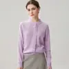 A nova coleção de outono e inverno da estação europeia apresenta uma cor sólida, gola alta, design vazado em crochê e um luxuoso e macio cardigã de malha de cashmere.