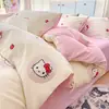 Conjunto de Roupa de Cama de Algodão Puro Gatinho Fofo Conjunto de Quatro Peças 2026 Novo Desenho Animado Infantil Conjunto de Três Peças com Capa de Edredom de Algodão Puro Lençol