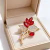 Nuevo broche de hojas de cristal, temperamento de moda de alta gama, joyería para mujer anti-luz, diseño de nicho, ramillete