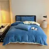 Juego de ropa de cama de cuatro piezas de terciopelo de leche de color sólido minimalista de grado A, engrosado para el calor del invierno, funda de edredón y sábana bajera de forro polar coral, disponible para compra grupal como regalo