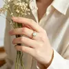 Anillo de cabujón de ópalo blanco suave, estilo corte vintage con acentos de diamantes dispersos, versátil para el uso diario, un accesorio elegante para niñas