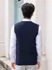 Chaleco de punto nuevo para otoño e invierno para hombre, color liso, cuello en V, sin mangas, chaleco para jóvenes, moda coreana, chaleco de punto para hombre