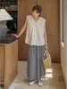Estilo Simples e Casual: Camisa plissada de gola V, corte solto que esconde a silhueta e afina a figura, blusa de abotoamento simples, novo estilo de verão 00929