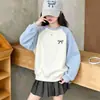 Novedades transfronterizas otoño e invierno sudaderas para niños medianos y grandes tops básicos de manga larga para niñas con estampado de lazo degradado europeo y americano