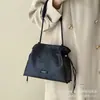 Bolso de mano pequeño retro de cuero aceitoso para mujer, nuevo estilo 2026, bolso de hombro, otoño/invierno, en un hermoso color marrón