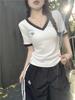 Camiseta deportiva de verano con hombros descubiertos, cuello en V, manga corta y pantalones rectos de pierna ancha estilo deportivo americano para mujer.