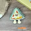 Broche de Peluche de Dibujos Animados Forma de Comida Artificial Durian Pizza Fresa Decoración para Mochila Colgante de Muñeca Joyería