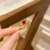 Anillo de Corazón Rojo Pequeño Incrustado de Diamantes que Hace Palpitar el Corazón para Mujer, Anillo de Moda Vintage Rojo de Corindón Lujo Ligero, Diamante de Alto Carbono Vintage
