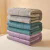Saia de cama acolchoada de veludo cristal Classe A bordado duplo C quente de veludo curto cobertura de cama acolchoada protetor de colchão saia de cama semi-coberta de veludo de leite