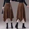 Falda irregular de corte A en color marrón melardo para mujer, nuevo estilo de otoño, de cintura alta, estiliza, con caída, versátil, falda de longitud media