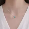 Collar de diseño de nicho en plata 925 con colgante de girasol con diamante azul, un collar único y fresco, joyería de plata versátil para mujeres