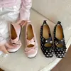 Sapatos rasos de salto alto com bolinhas estilo francês para mulheres, novo modelo verão 2026, adequados para combinar com saias, sapatos Mary Jane retrô com sola macia