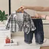 Conjunto de Ropa de Otoño para Niños 2026 Nuevo Bebé Primavera y Otoño Camisa a Cuadros Conjunto de Tres Piezas Infantil Niños Ropa Moderna