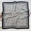 2026 Verão Novo Estilo Lenço de Seda Artificial Decoração de Blusa Lenço Quadrado Pequeno Estilo Europeu Bloqueio de Cor Geométrico Lenço de Cabeça Elegante da Moda
