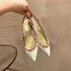 Sapatos de Salto Baixo com Tachas para Mulheres, Salto Bloco, Bico Fino, Cor Nude, Sapatos Baixos Rivetados, Novo Estilo Primavera/Outono 2026, Sandálias Fechadas em Verniz