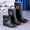Botas de lluvia de suela de goma engrosada, botas de trabajo para hombre, antideslizantes y resistentes al desgaste, con forro de felpa, adecuadas para sitios de construcción, disponibles en estilos de corte alto, medio y bajo, impermeables