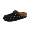 Novas pantufas de algodão com bolinhas para mulheres, outono e inverno de 2026, forradas com fleece, quentes, antiderrapantes, sapatos Birkenstock planos peludos para casa e interior