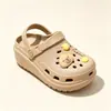 Venta al por mayor de fábrica Zapatos con agujeros Pantuflas EVA Estudiante DIY Flores para zapatos Distribución Transfronterizo Hombres y Mujeres Alta Calidad Alta Calidad Pareja