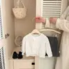 Camisa blanca de primavera y otoño para bebé niña con cuello de encaje, camisa básica de estilo coreano para niños con mangas abullonadas, top elegante para bebés y niños pequeños