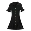 Vestido suéter de tricô rosa com gola para menina coreana de outono, combinado com um pequeno vestido preto estilo Hepburn