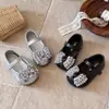 Zapatos de piel para niña con lazos de pedrería, zapatos de princesa con suelas suaves y cierre de velcro, nuevos zapatos de princesa para bebé primavera/verano 2026