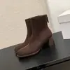 Botas finas estilosas estilo europeu de 5,5 cm, novo modelo outono e inverno 2026, bico redondo, salto grosso, zíper traseiro, botinhas de salto alto