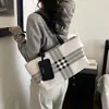 Bolsa tote de gran capacidad, nuevo estilo 2026, moda casual de otoño, diseño a rayas, elegante y con estilo, adecuada para ir al trabajo, alto atractivo estético para mujeres