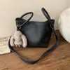 Bolso Cubo Retro Simple Nuevo Bolso de Moda Casual 2025 Invierno Textura de Nicho Bolso Cruzado de Hombro para Mujer