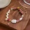 Pulseira Charmosa Única de Luxo Leve com Pedra Vermelha e Pérola Barroca Estética de Nicho Coreana Joia de Mão Trançada Estilo Revista