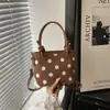 Diseño de bolso retro sentido de nicho bolso de mano mujer 2026 nuevo lunares gamuza felpa bolso cubo bandolera