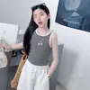 Conjunto de Pantalones de Linterna Sueltos para Niña Estilo Verano 2026, Conjunto de Dos Piezas con Top de Tirantes Rayado y Pantalones Blancos Cortos Florales para Niña Pequeña