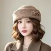 Nuevo Sombrero de Pescador de Lana Otoño Invierno para Mujer Estilo Coreano Decoración de Flores Sombrero de Cubo Retro Adelgazante para la Cara Cálido Sombrero de Temperamento