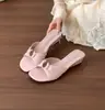 Primer Encuentro con las Sandalias de Cuña Metálicas Plegadas Estilo Francés de Color Albaricoque Claro para Mujer, Adecuadas para Usar en Verano con Faldas, Diseño de Punta Abierta