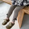 Suprimento transfronteiriço novas leggings infantis para meninas primavera e outono torção virilha aberta malha de algodão calças com laço meias