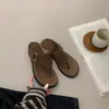 Chanclas con estampado de leopardo para mujer, calzado de verano para exteriores, nuevo modelo 2026, chanclas con cuña, estilo de vacaciones a la moda, suela plana suave