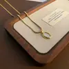 Collar de amor hueco de acero de titanio resistente a la decoloración para mujer, colgante de amor con diseño de nicho de lujo ligero, cadena de clavícula de temperamento versátil