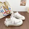 Estilo doce de verão malha renda respirável sapatos de treino alemães para mulheres 2026 novo chique com saia sola grossa antiderrapante tênis