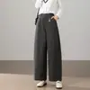 Elegantes pantalones de traje negros, colección otoño 2026, de tiro alto, corte holgado, adelgazantes y diseñados para figuras petite, con pierna recta y bajo curvo