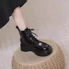 Botas estilo Martin de couro envernizado preto para mulheres, coleção outono/inverno 2026, com sola grossa, que aumentam a altura, doces e estilosas, versáteis e afuniladas no tornozelo
